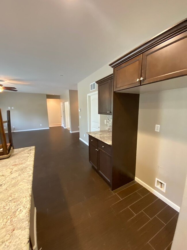 Building Photo - NW Visalia Home Available now, October SPE...