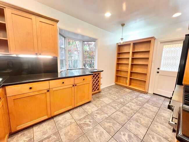 Building Photo - Charming Two Story Home in Belmont Shore near 2nd Street