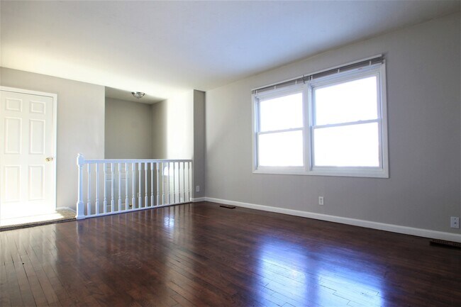 Building Photo - Gorgeous 3 bedroom / 1.5 Bath Home
