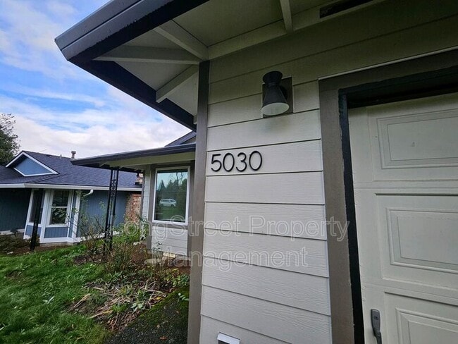 Building Photo - 5030 NE Roselawn St