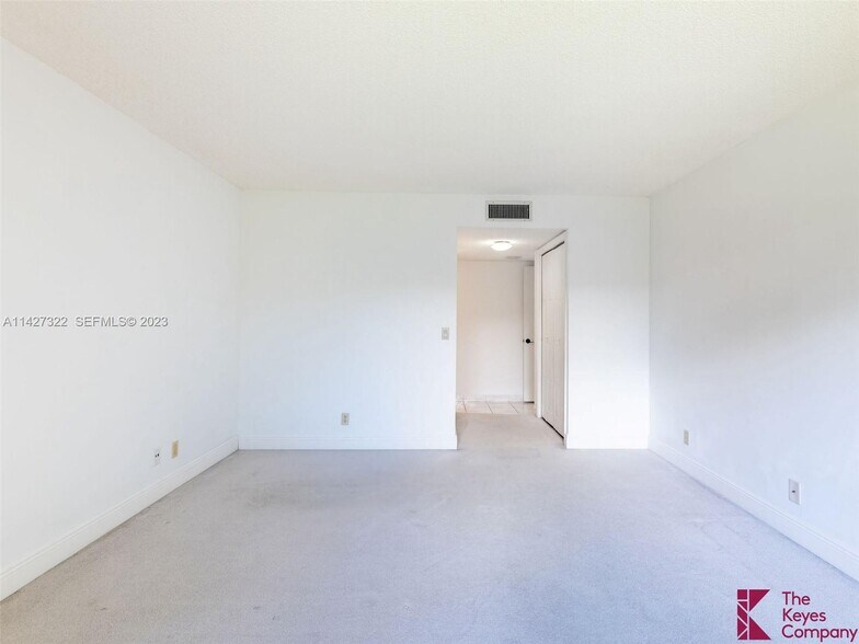 Building Photo - 357 Lakeview Dr