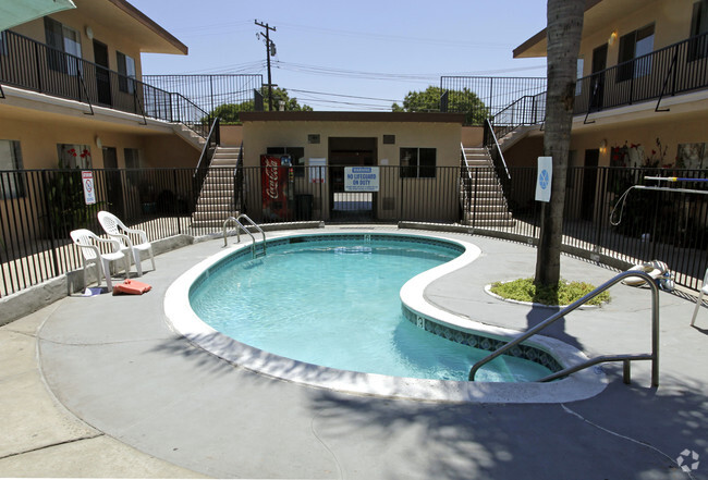 Pool - The Palms Apartments