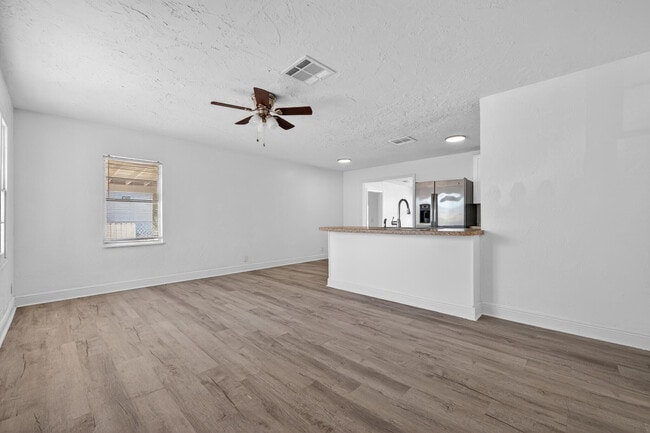 Building Photo - 933 30th Ct