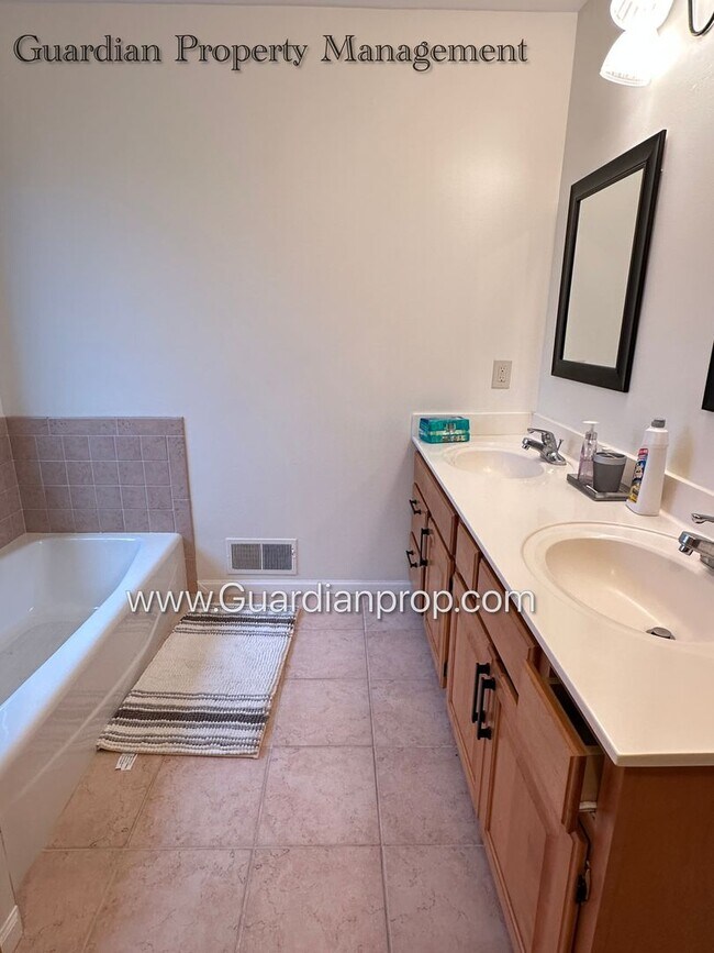 Building Photo - Well Maintained Prior Lake SFH, Large Deck, Fireplace, 2 Car Attached Garage