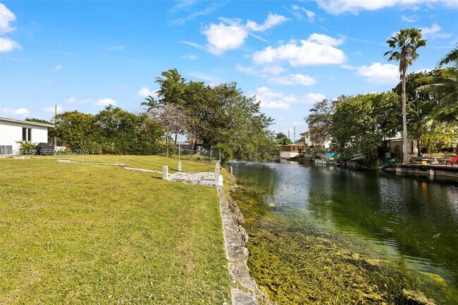 Building Photo - 10750 SW 43rd Ln