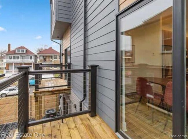 Building Photo - 1547 Pallister St