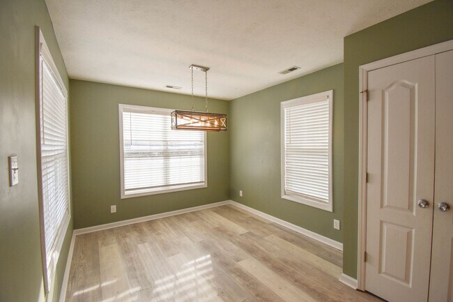 Building Photo - 5 Bedroom 3 Bathroom- Small Pets Okay