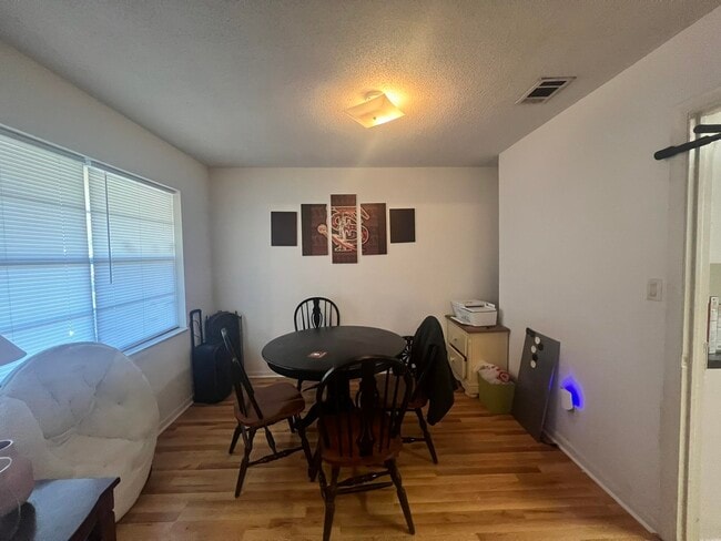 Building Photo - 206 N Lipona Rd