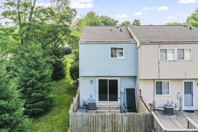 Building Photo - Special Offer – One Week Free Rent!