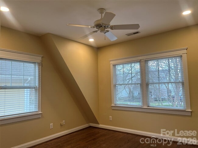 Building Photo - 711 E 9th St