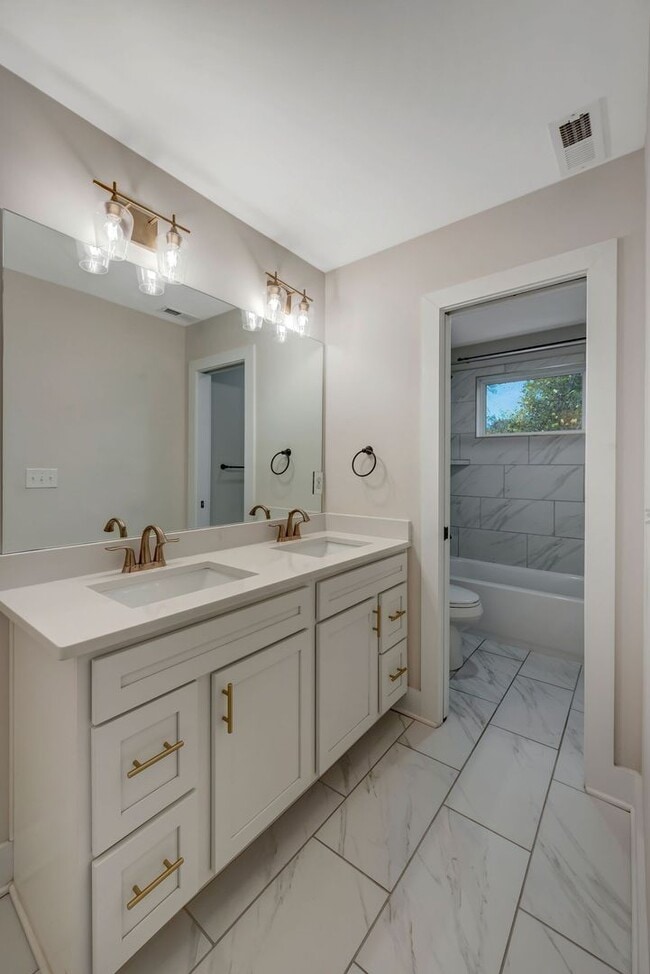 Building Photo - Modern 4 Bedroom/ 3 Bath Home in East Nash...