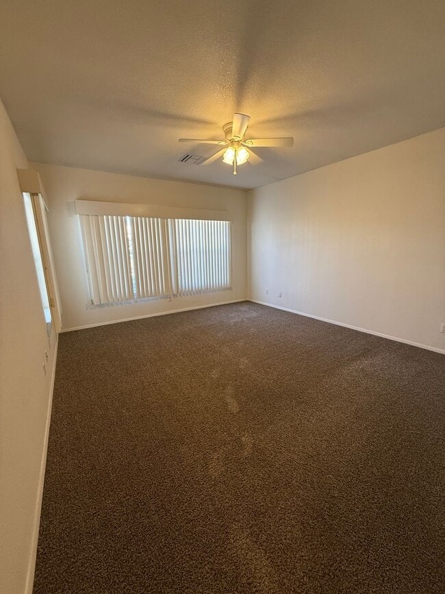 Building Photo - Beautiful 3 Bedroom/2.5 Bathroom Home Located off Roadrunner