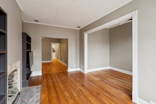 Building Photo - 903 W Addison St