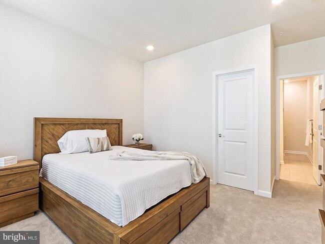 Building Photo - 1001 Greenwich Dr