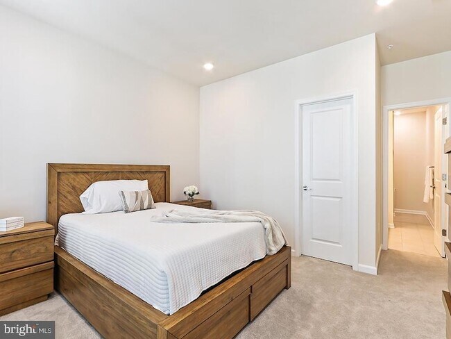 Building Photo - 1001 Greenwich Dr