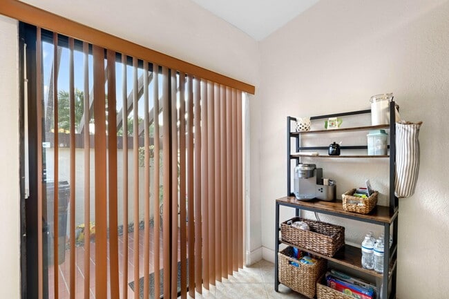 Building Photo - 7581 English Ct
