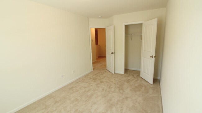Building Photo - Beautiful and Bright 3 bedroom 2.5 bath Townhouse in Brightleaf with a Garage!!