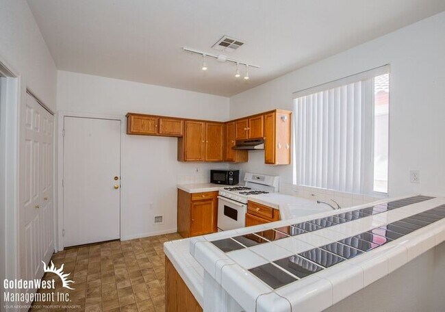 Building Photo - Bright & Spacious 3Bdm 2.5Ba Home with Private Backyard in Las Vegas