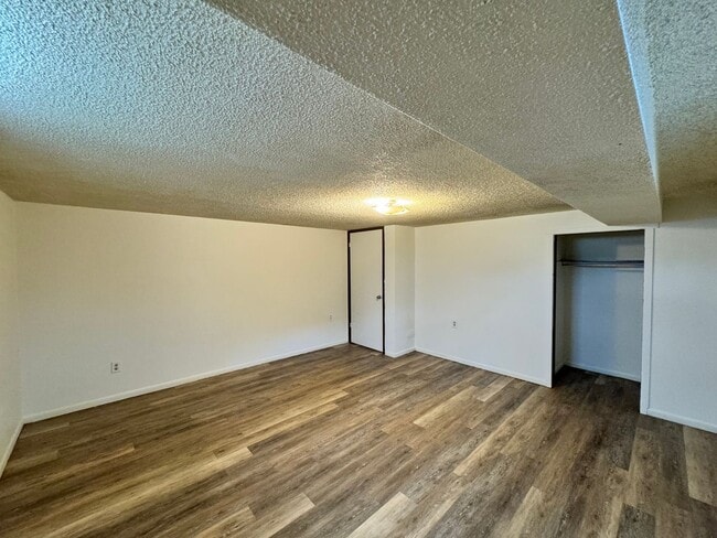 Building Photo - Spacious Split-Level 3 bed, 1 Bath Duplex ...