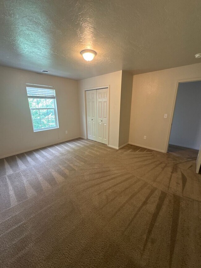 Building Photo - Walking distance to Settlers Park