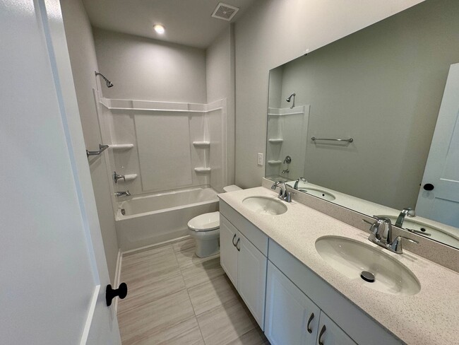 Building Photo - Beautiful 4BR/3BA Townhouse in Griffith Lakes