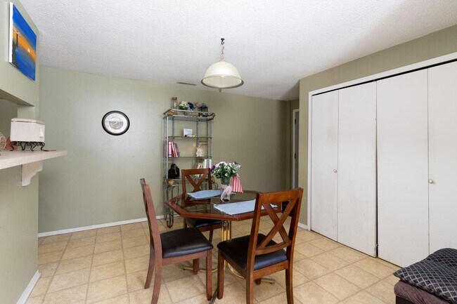 Building Photo - 2501 Grandview Cir