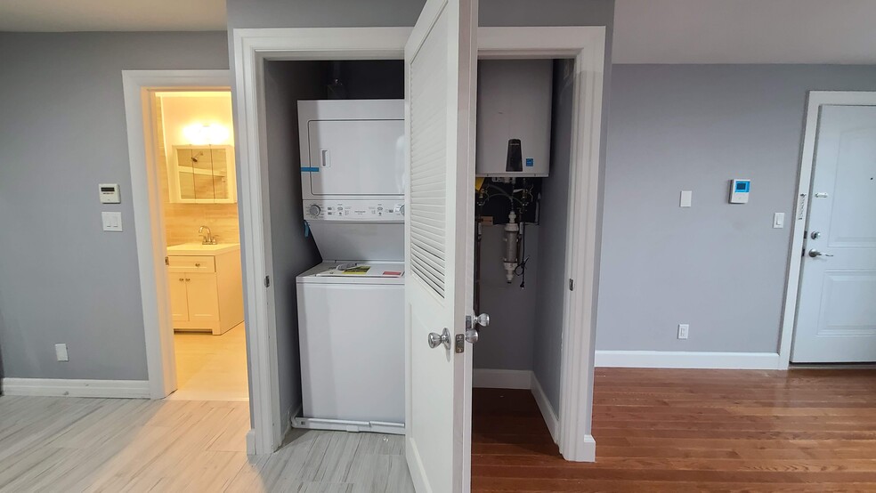 Building Photo - 100 Griffith St