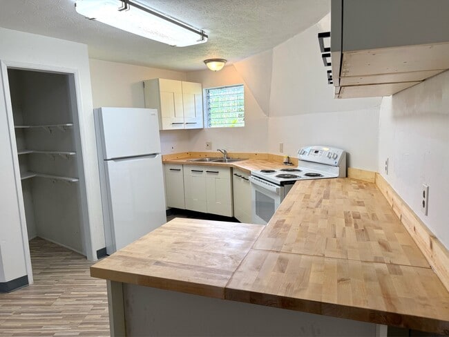 Building Photo - 14-3431-3431 Forest Rd