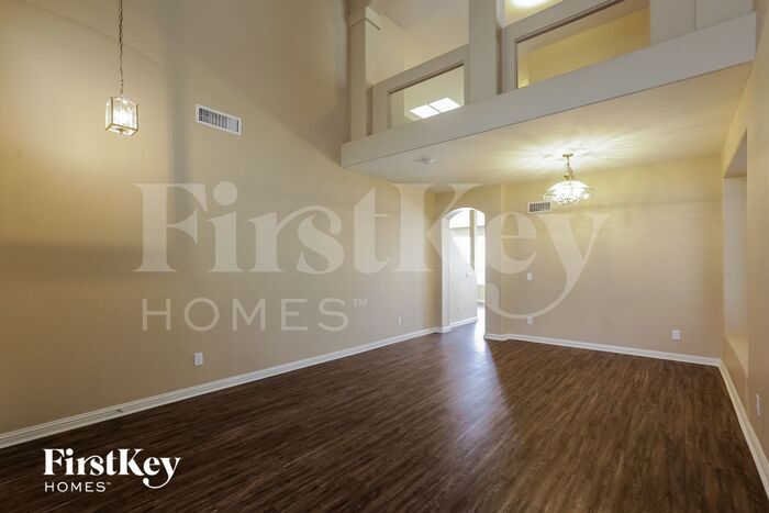 Building Photo - 912 E Baylor Ln