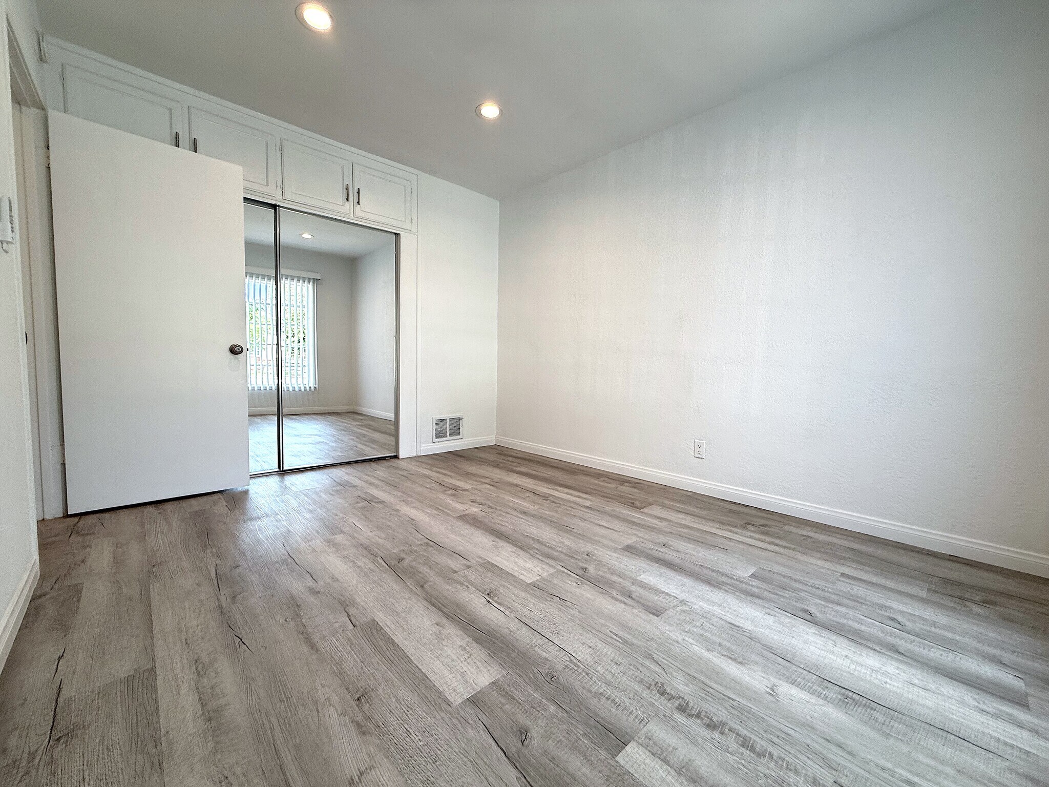 Building Photo - 5670 San Vicente Blvd