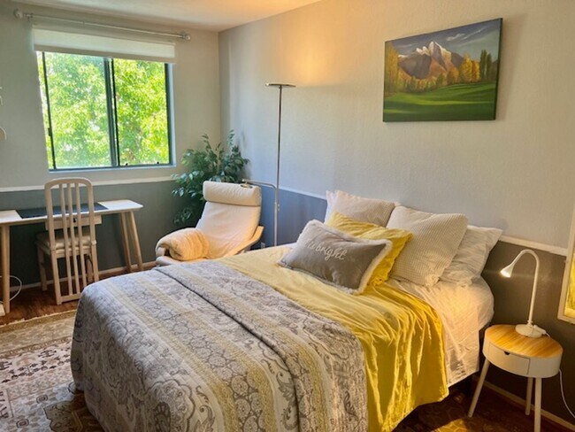 Building Photo - Stunning 2 bedroom/ 2 bath Condo in Creekw...