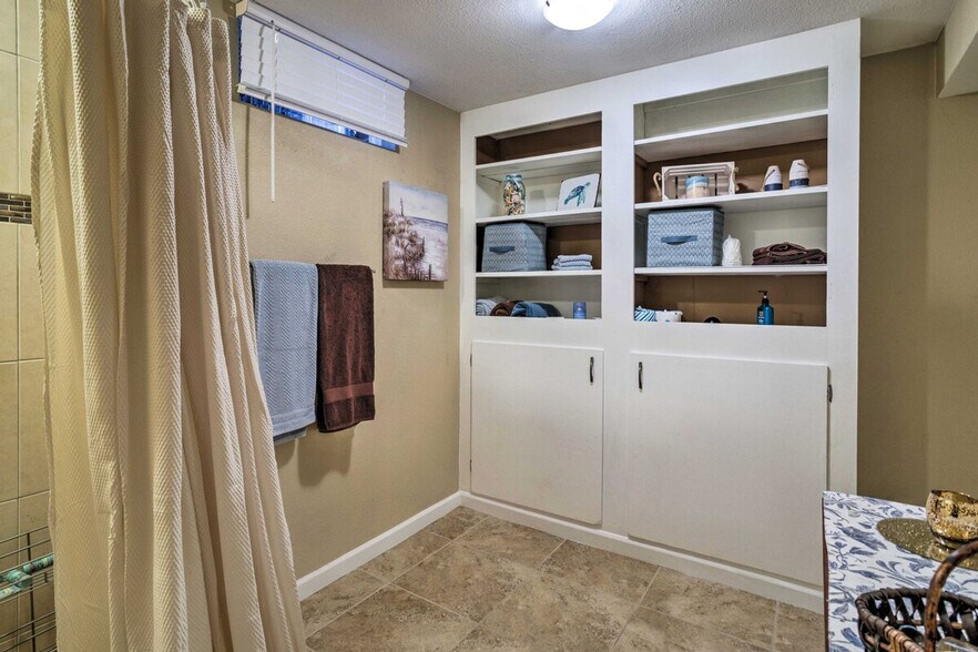 Building Photo - 3560 Dahlia St