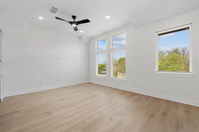 Building Photo - 200 W 56th St