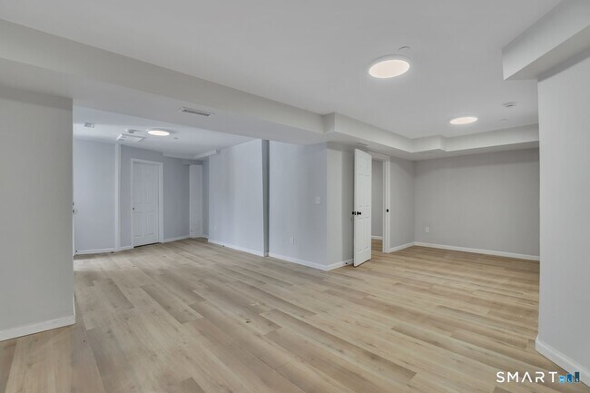 Building Photo - 192 Hartford Rd