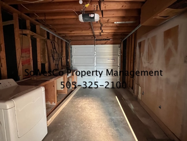 Building Photo - Gorgeous 3 Bedroom Home Near Mall with Garage