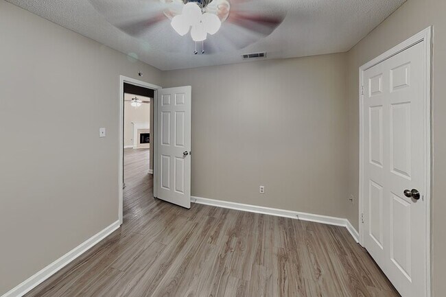 Building Photo - 1633 Dexter Ln