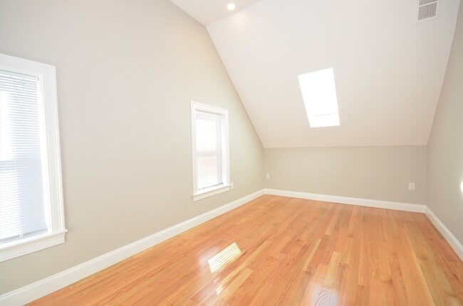 Building Photo - 18 Eaton Ave