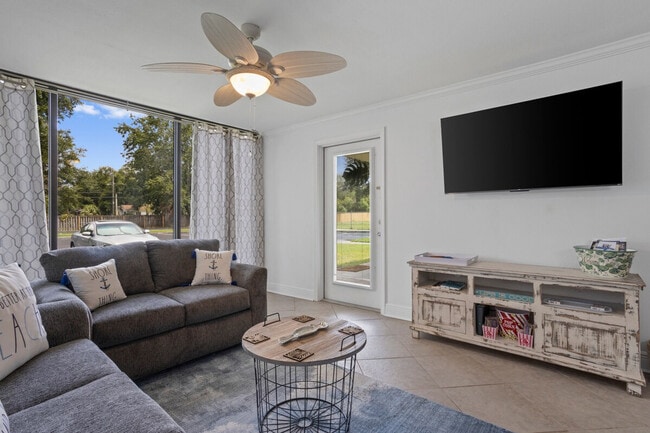 Building Photo - 2046 Beach Blvd