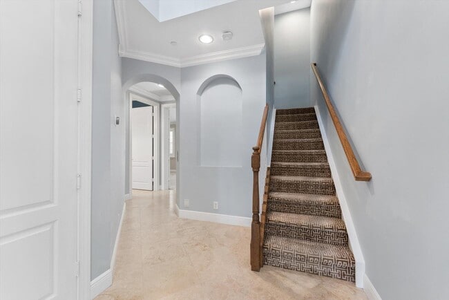 Building Photo - 604 NE Francesca Ln