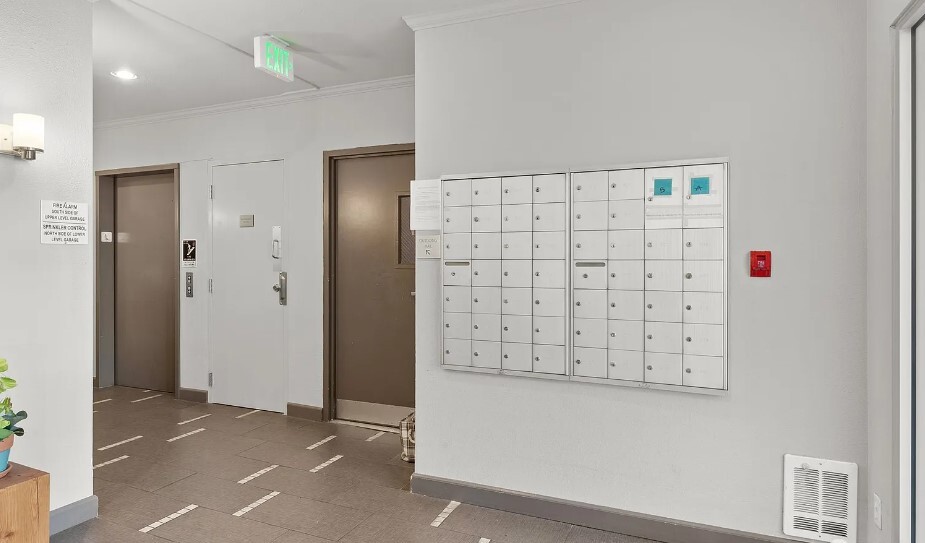 Lobby / mail - 769 Hayes Street