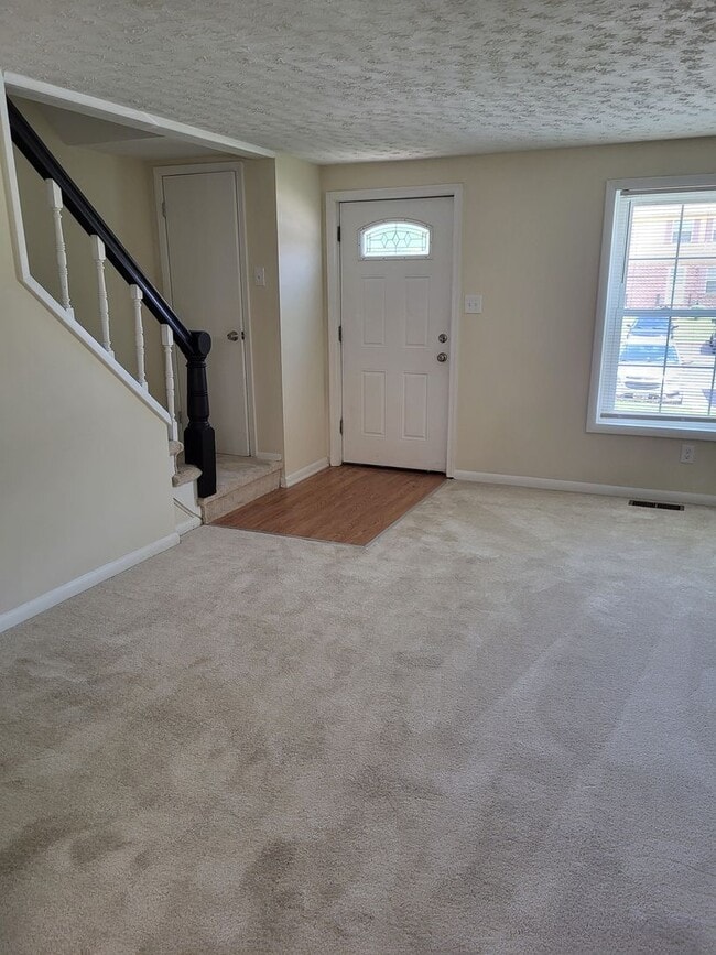 Building Photo - RARE 3-Bed Townhome in Fox Ridge Manor!