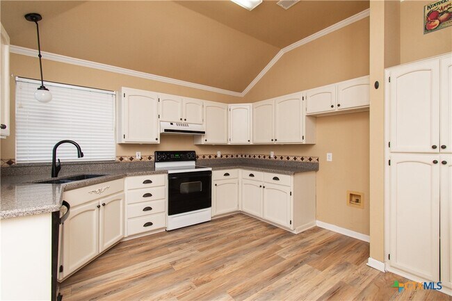 Building Photo - 4819 Box Canyon Dr
