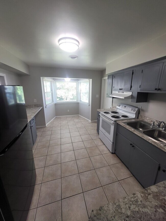 Building Photo - EASTON PLACE