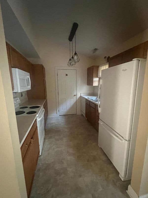 Building Photo - 2721 Bridgeport Dr