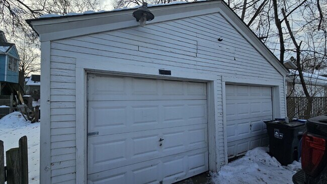 Building Photo - 3-Bed 1.5 bath Home on Payne Avenue with Spacious 2310 Sq Ft Layout – Ideal Saint Paul Living!"