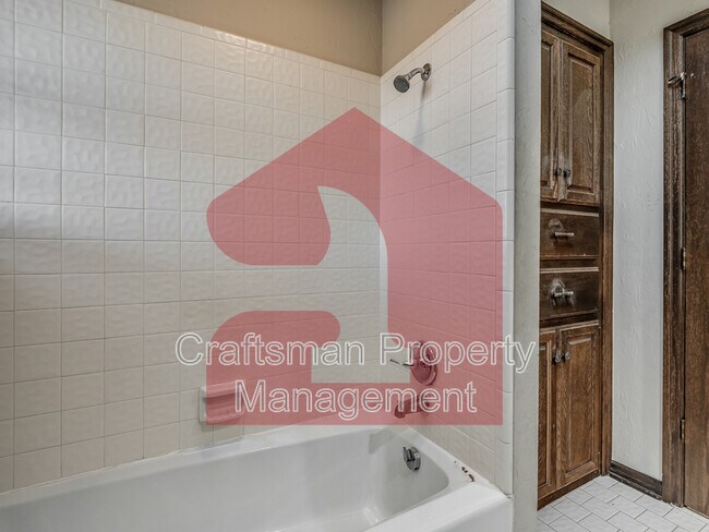 Building Photo - 2704 Silvertree Dr