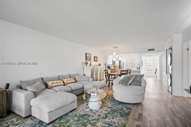 Building Photo - 380 Racquet Club Rd