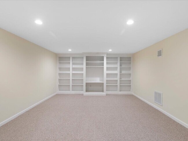 Building Photo - 32 Silver Brook Ln