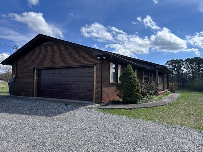 Building Photo - Maryville 37803 - 5 bedroom, 3 bath home - Contact Karen Robertson (865) 454-7626