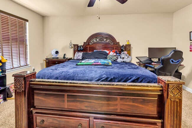 Building Photo - 5 Bedrooms in Crestview!!